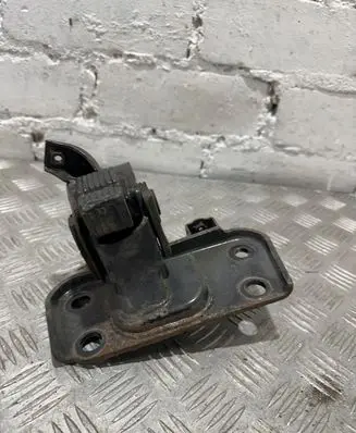 Toyota Avensis T270 Engine mount bracket
