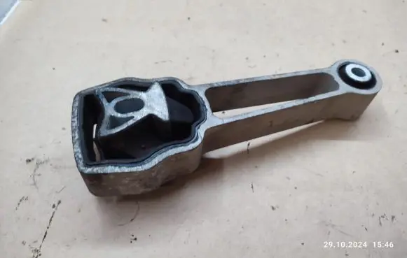 Volvo XC60 Engine mount bracket