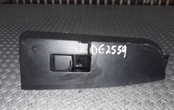 Nissan Maxima A34 Electric window control switch 829607Y000