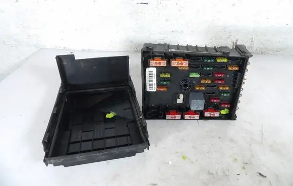 Volkswagen PASSAT B6 Fuse box set 3C0937125