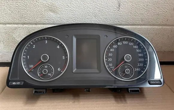 Volkswagen Caddy Speedometer (instrument cluster) 2K5920866A