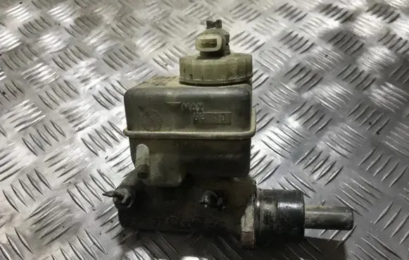 Volkswagen PASSAT B3 Master brake cylinder 357611307