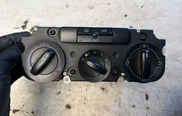 Volkswagen Golf V Climate control unit 537011CF
