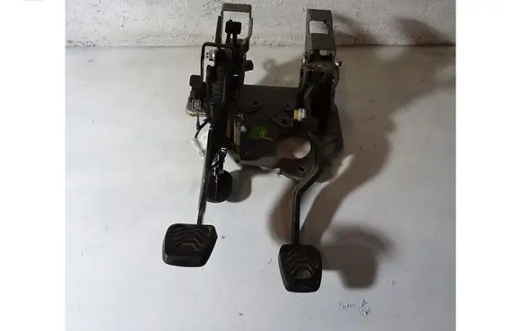 Accelerator throttle pedal