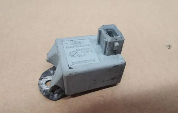 Ford Mondeo Mk III Ignition amplifier control unit 93AB12A019AA 0310025012