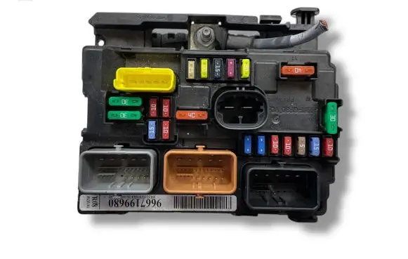 Peugeot 207 CC Fuse module 9667199680