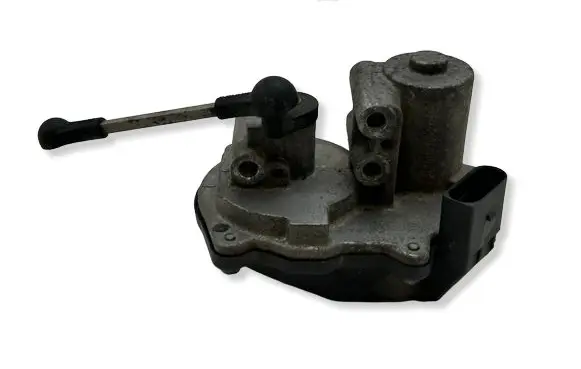 Volkswagen PASSAT B6 Intake manifold valve actuator/motor 06F133482B