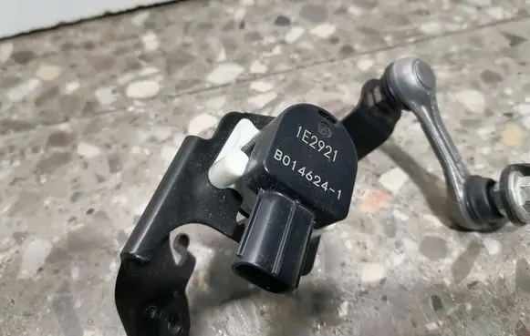Lexus NX Rear suspension height sensor lever B014624
