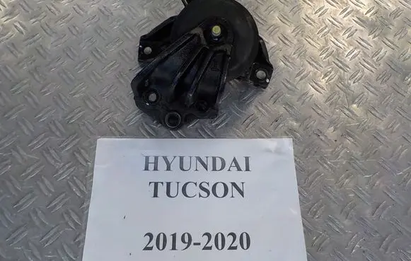 Hyundai Tucson TL Engine mounting bracket 21810D3100