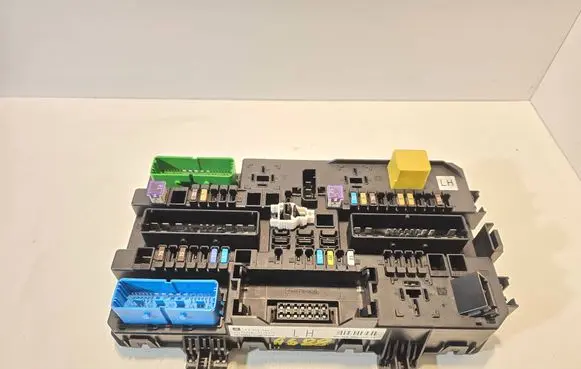 Opel Zafira B Fuse module 13268286 5DK00866924 0912