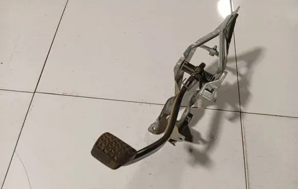 Opel Astra H Brake pedal 