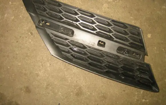 Toyota RAV 4 (XA40) Front bumper upper radiator grill
