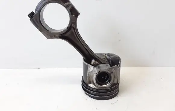 Toyota Avensis T250 Piston with connecting rod
