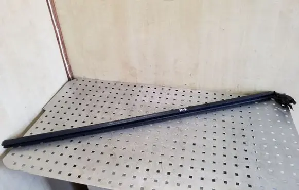 Volkswagen Eos Front door glass trim molding 1Q0837471