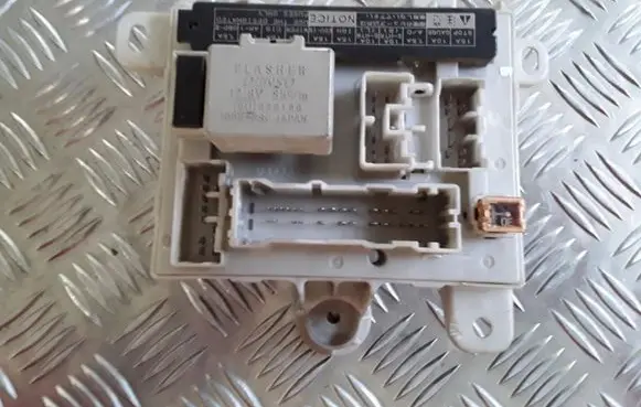 Toyota Previa (XR30, XR40) II Fuse module PPT25P5 E11020100 8198050030
