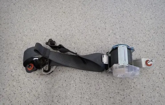 KIA Carens II Rear seatbelt 