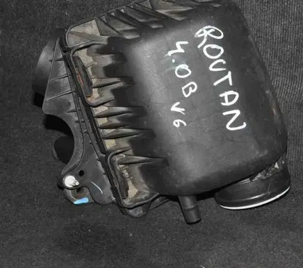 Volkswagen Routan Air filter box 04880677AC29881617