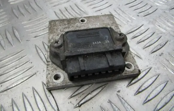 Volkswagen Golf II Ignition amplifier control unit a0061537328