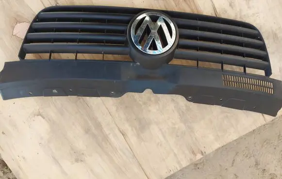 Volkswagen Multivan T5 Front bumper upper radiator grill 7H0807101