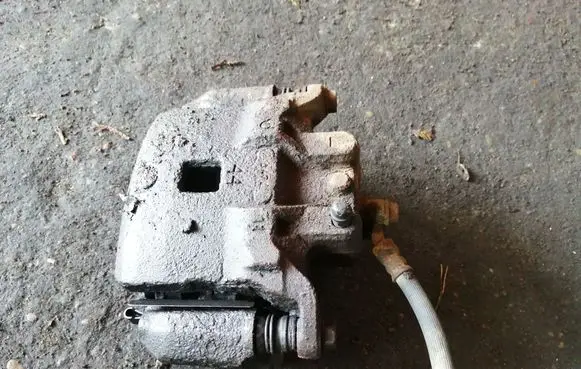 Nissan Juke I F15 Front brake caliper