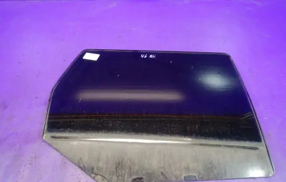 Jeep Grand Cherokee (WK) Front door window glass four-door