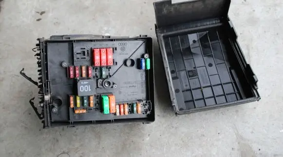Volkswagen Tiguan Fuse module 1K0937629A