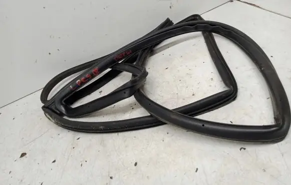 KIA Carens III Front door rubber seal