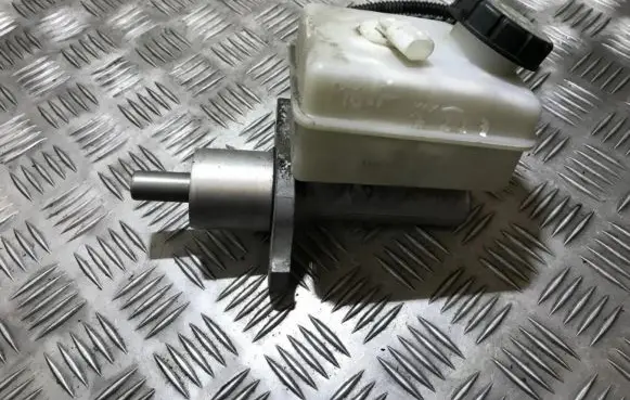 Master brake cylinder
