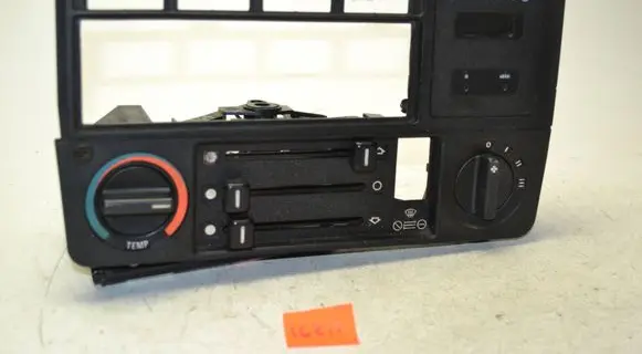 BMW 3 E30 Climate control unit 13736540