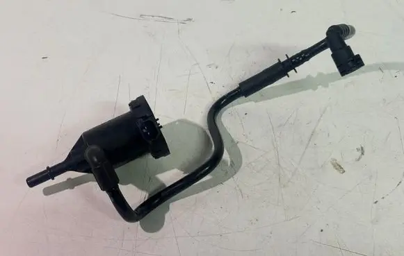 Mercedes-Benz A W176 Fuel pressure regulator A0014760532