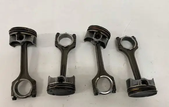 Hyundai Tucson IV NX4 Piston with connecting rod G4FT