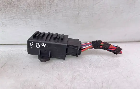 Volkswagen PASSAT B7 Seat heating relay 5k0959772