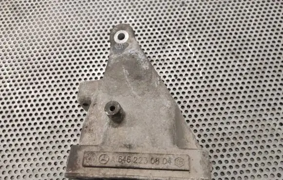 Mercedes-Benz Vito Viano W639 Engine mounting bracket a6462230804