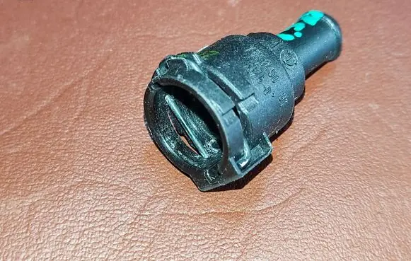 BMW 5 F10 F11 Engine coolant pipe/hose 7576490 17127589442 7589442