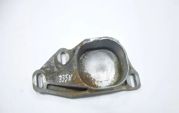 Engine mounting bracket