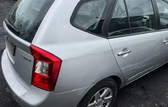 KIA Carens I Fender 