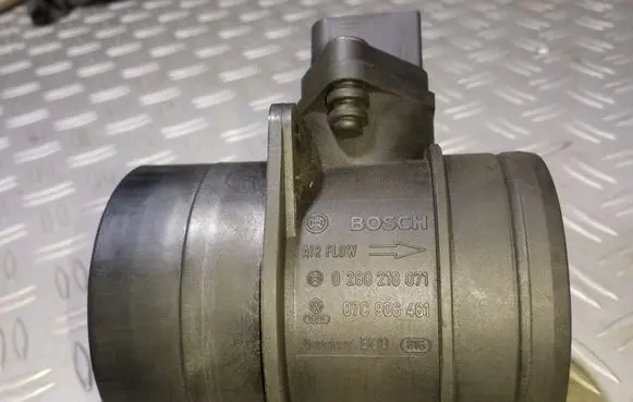 Volkswagen Jetta V Mass air flow meter 07C906461 0280218071