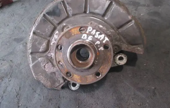 Volkswagen PASSAT B6 Front wheel hub spindle knuckle 
