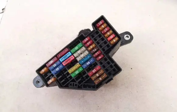 Volkswagen Golf V Fuse box set