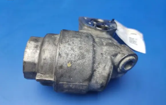 Lexus IS 220D-250-350 Oil filter mounting bracket