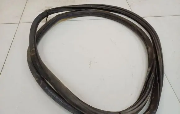 Skoda Octavia Mk2 (1Z) Rubber seal front coupe door