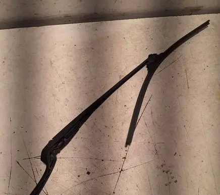 Front wiper blade arm