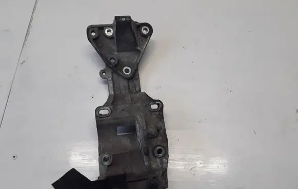 Volvo C30 A/C compressor mount bracket 30750940