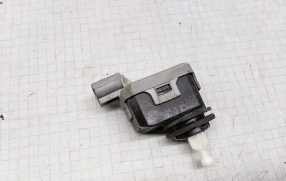 Opel Astra G Headlight level adjustment motor 90590665