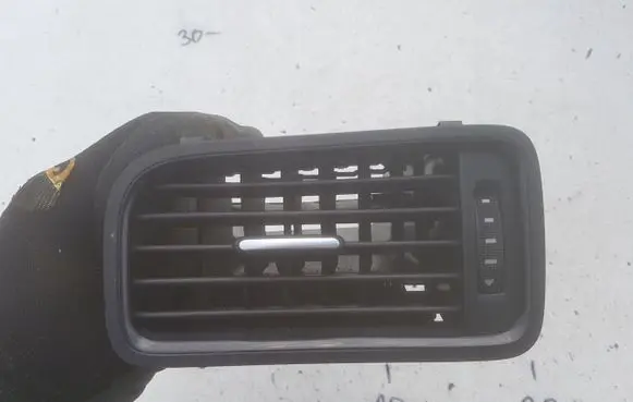 Volkswagen Jetta VI Dashboard side air vent grill/cover trim
