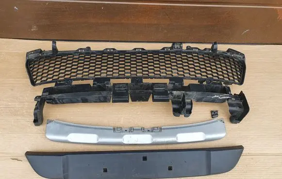 Dacia Sandero II Front bumper lower grill 620729362R 620788414R