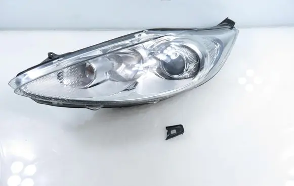 Ford Fiesta Headlight/headlamp 8A6113W030CH