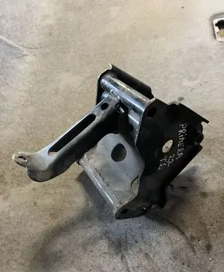 Nissan Primera Engine mounting bracket