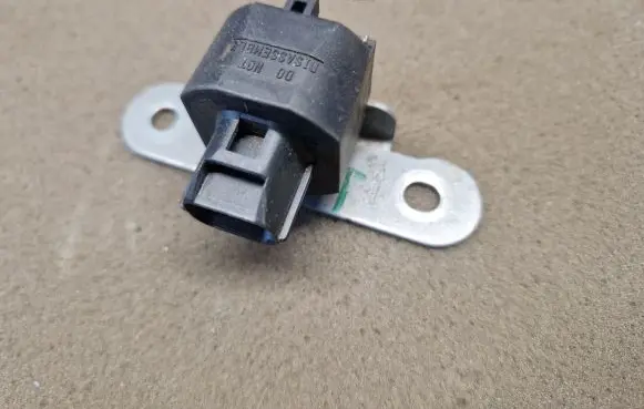 Mitsubishi L200 Airbag deployment crash/impact sensor MN102454