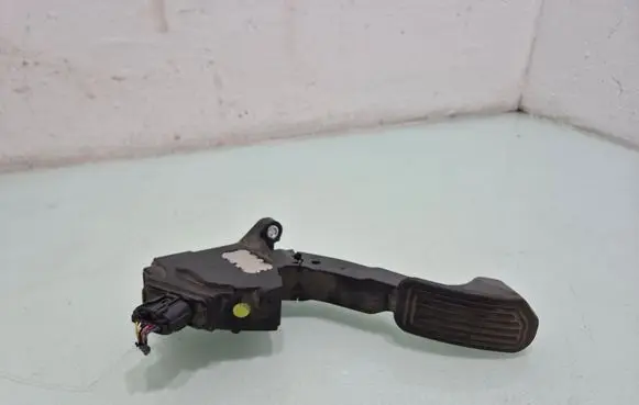 Toyota RAV 4 (XA40) Accelerator throttle pedal 781100W040